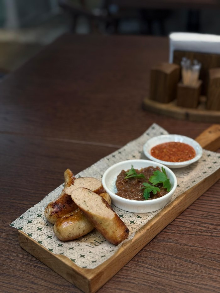 Мюнхенская колбаска с луком-конфи и соусом кетчуп