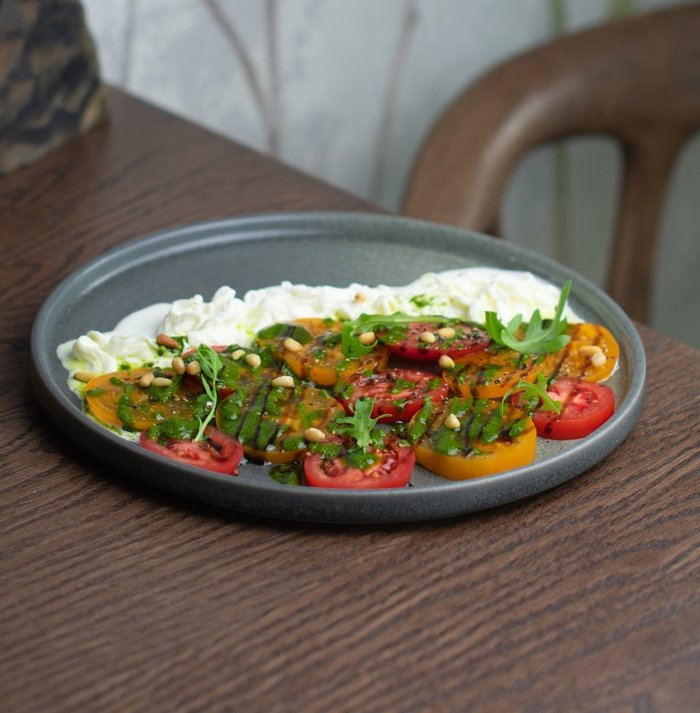 Салат с томатами и страчателлой