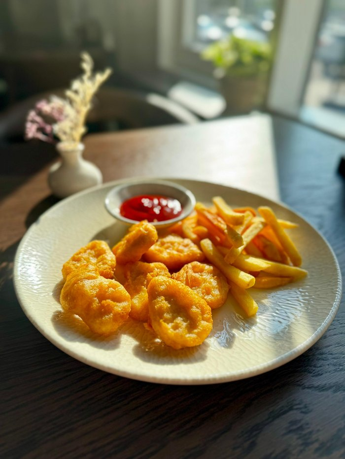 Куриные наггетсы с картофелем фри