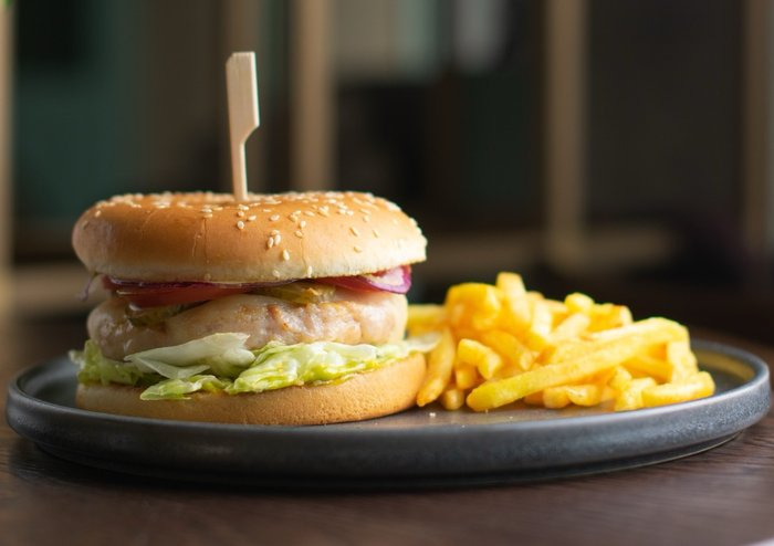 Бриошь бургер с куриной котлетой