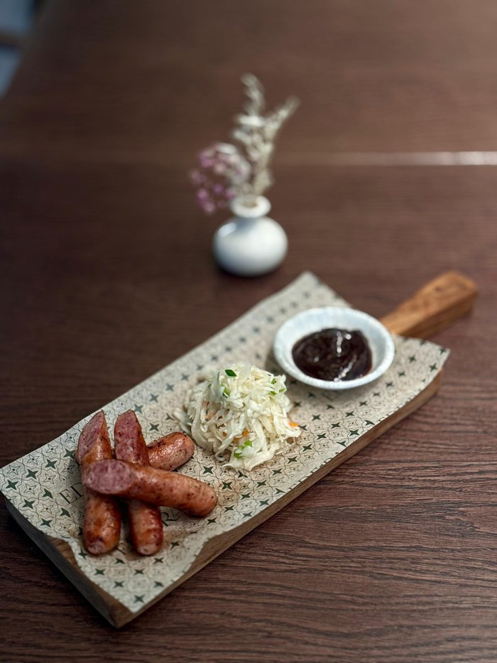 Егерская колбаска с ароматной квашеной капустой и соусом барбекю